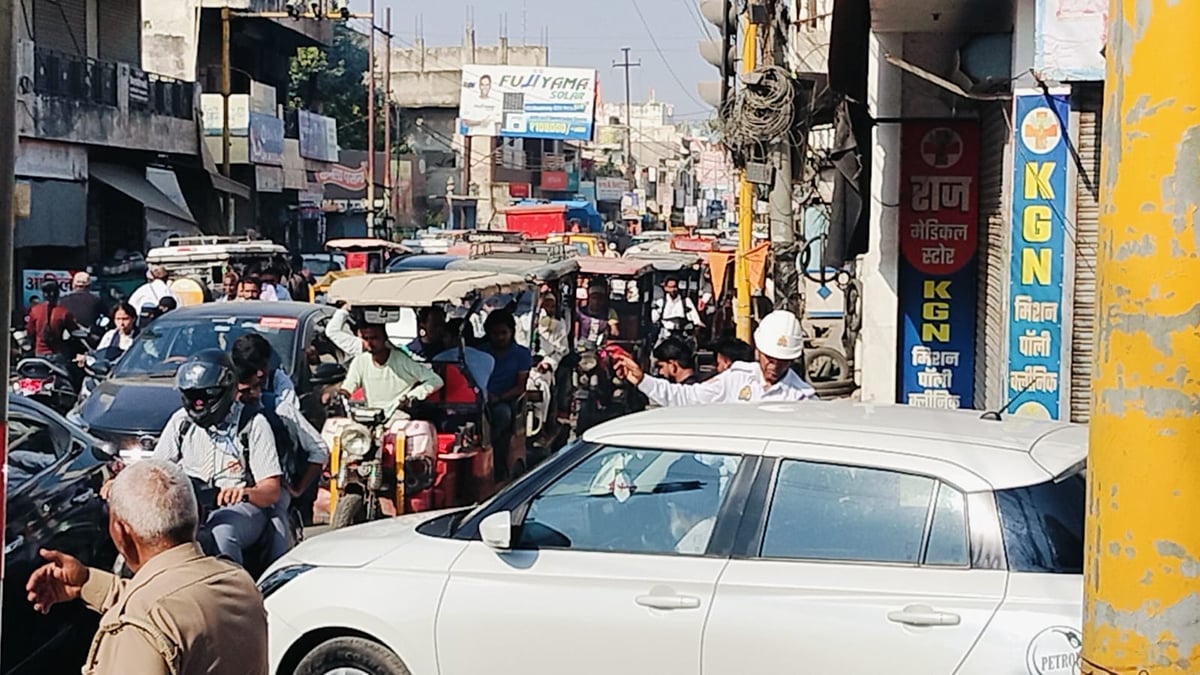 Shahjahanpur News: अंटा चौराहे पर जाम में फंसे स्कूली बच्चे, लगी वाहनाें की कतारें