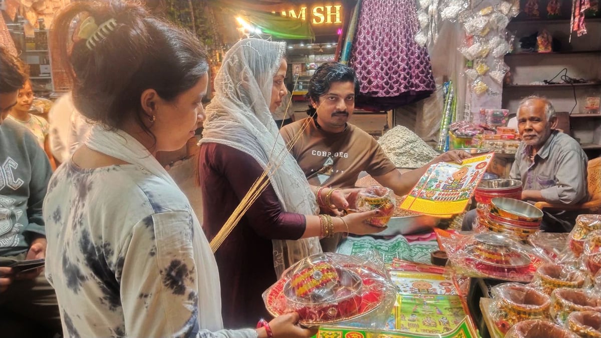 Shahjahanpur News: बाजार में स्पेशल छलनी और थाली सेट की बढ़ी मांग