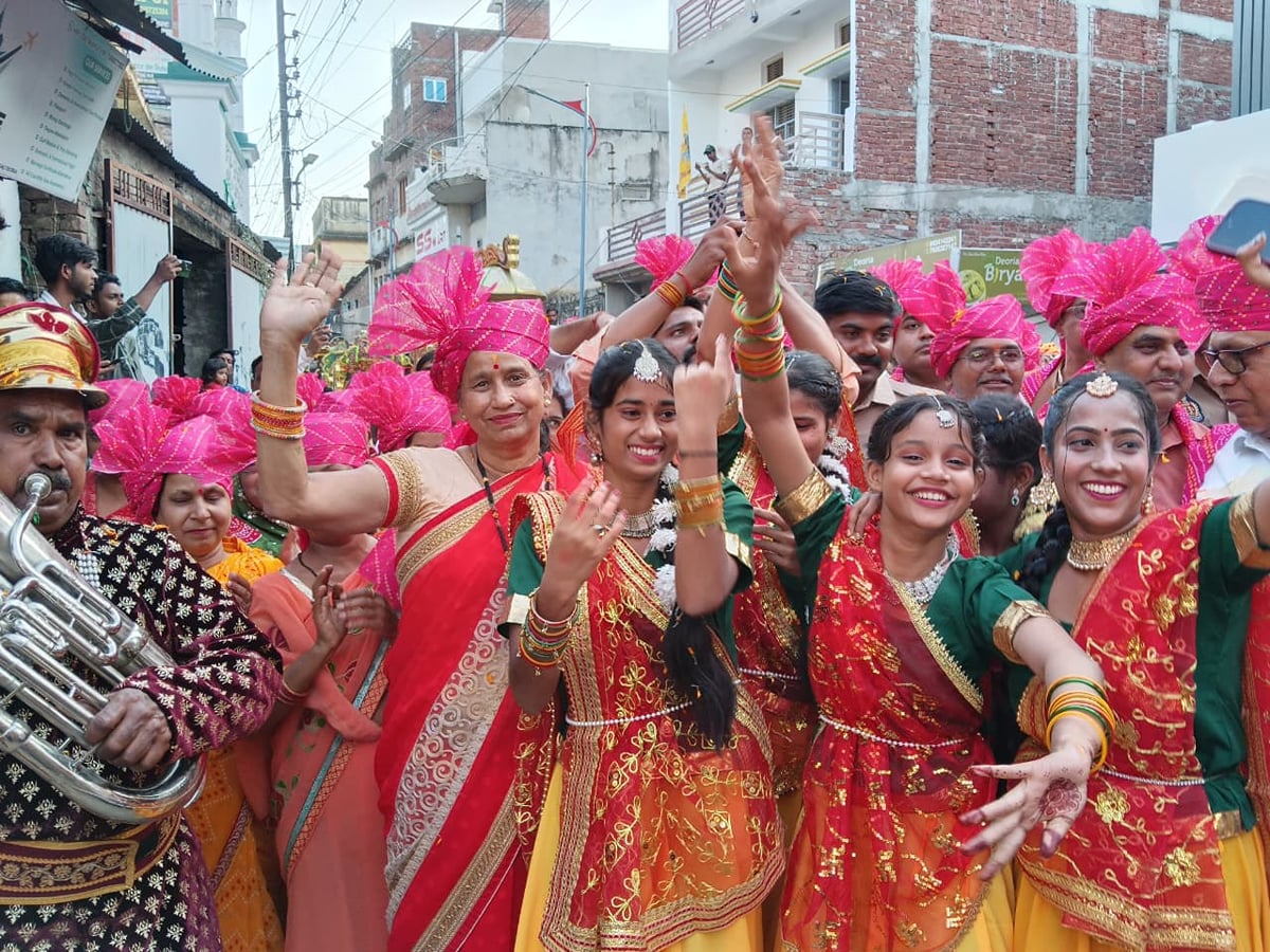 Deoria News: धूमधाम से निकली श्रीराम बरात जगह-जगह पुष्पवर्षा से स्वागत
