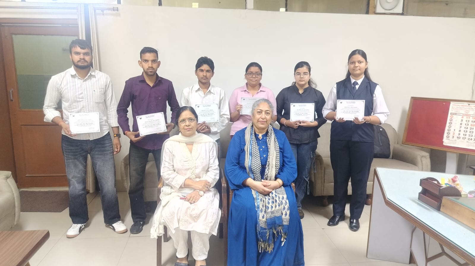शिविर में हिस्सा लेवे वाले विद्यार्थियों के साथ प्राचार्या व प्राध्यापिका। संस्थान