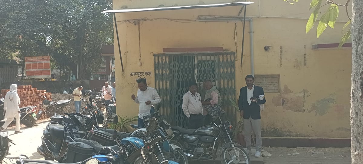 Mirzapur News: अंदर कर्मचारी मौजूद, फिर भी शटर बंद कर लौटाए जाते रहे फरियादी