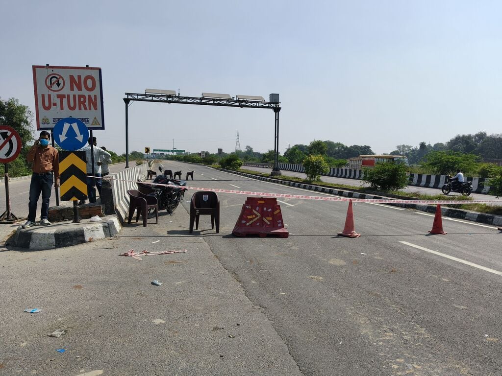 Lucknow News: टैंकर पलटने से फैले फॉर्मेल्डिहाइड लिक्विड को डायल्यूट करने का काम जारी