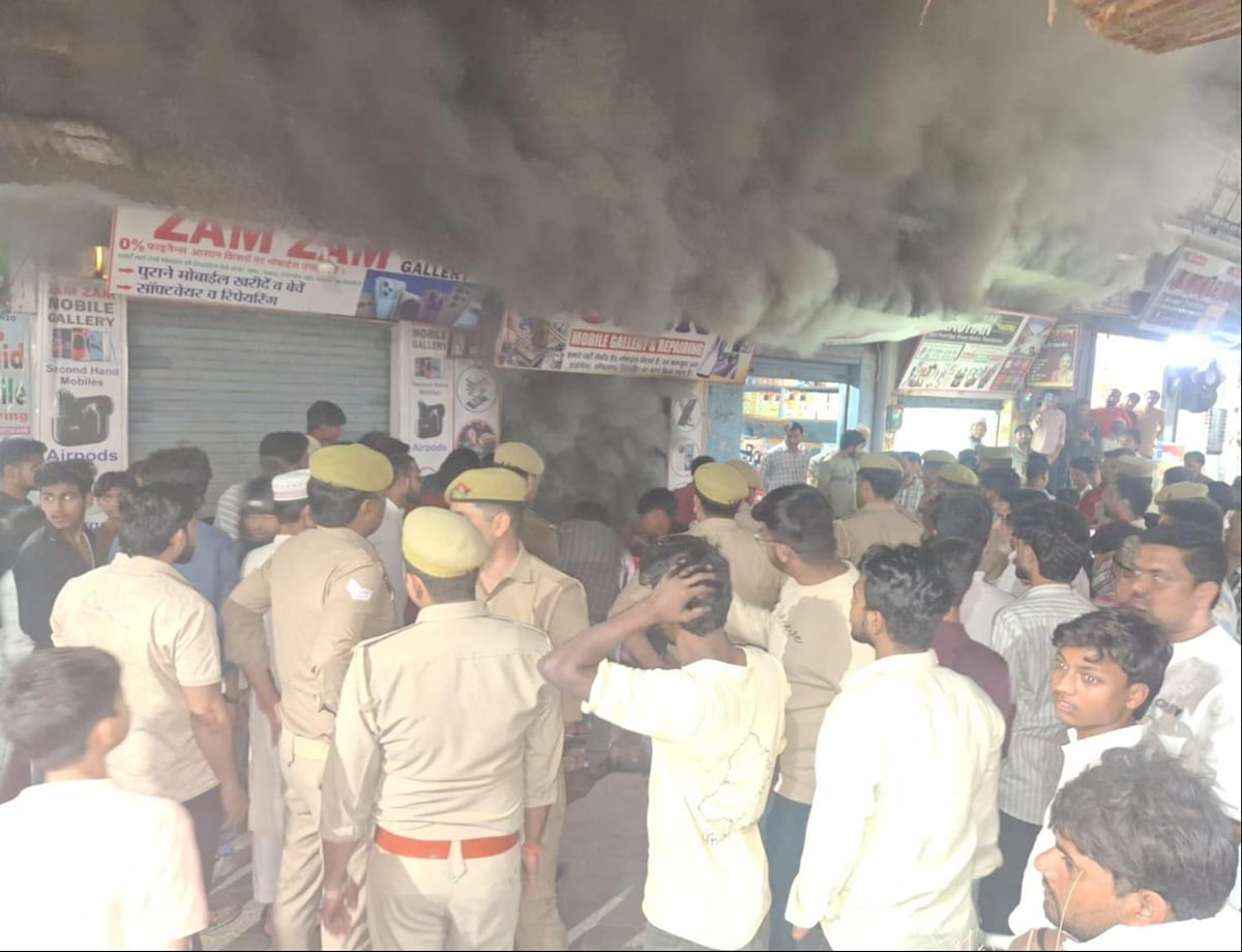 Shamli News: मोबाइल फोन रिपेयरिंग की दुकान में आग, लाखों का नुकसान