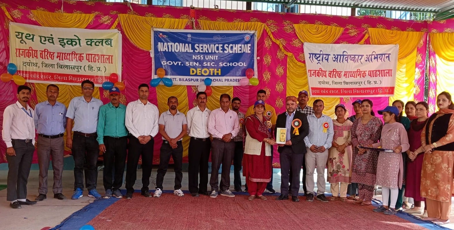 दयोथ स्कूल में आयोजित एनएसएस शिविर में मुख्यातिथि को सम्मानित करते हुए। स्रोत: स्कूल प्रबंधन।