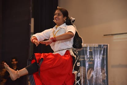28jjrp20- राजकीय नेहरू कॉलेज में आयोजित कार्यक्रम के दौरान नृत्य प्रस्तुति करती छात्रा। स्रोत :