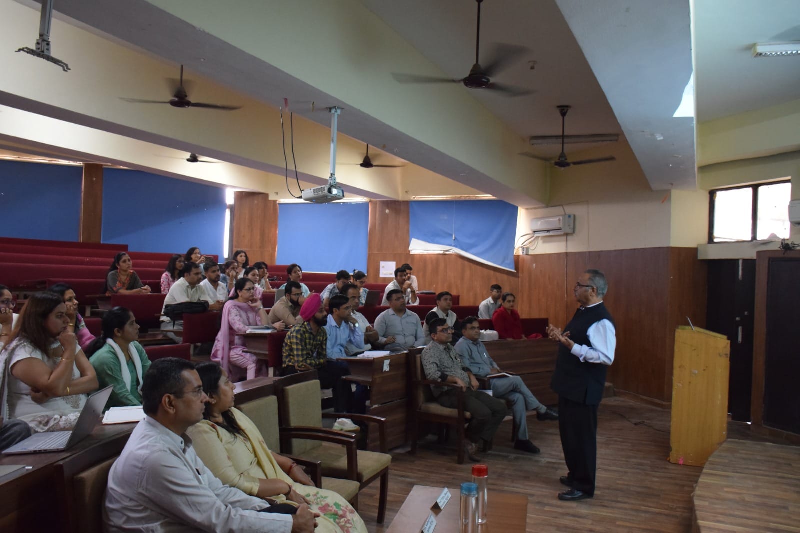 आईजीयू में आयोजित कार्यशाला में भाग लेते विद्यार्थी व स्टॉफ। स्रोत : विवि