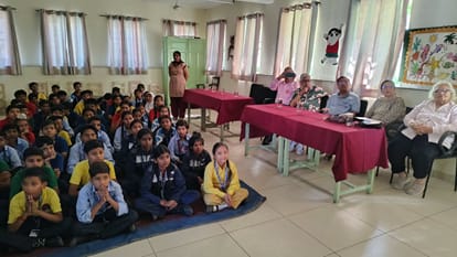 अंबाला के बीडी स्कूल में फिल्म देखते स्टाफ सदस्य व बच्चे। प्रवक्ता