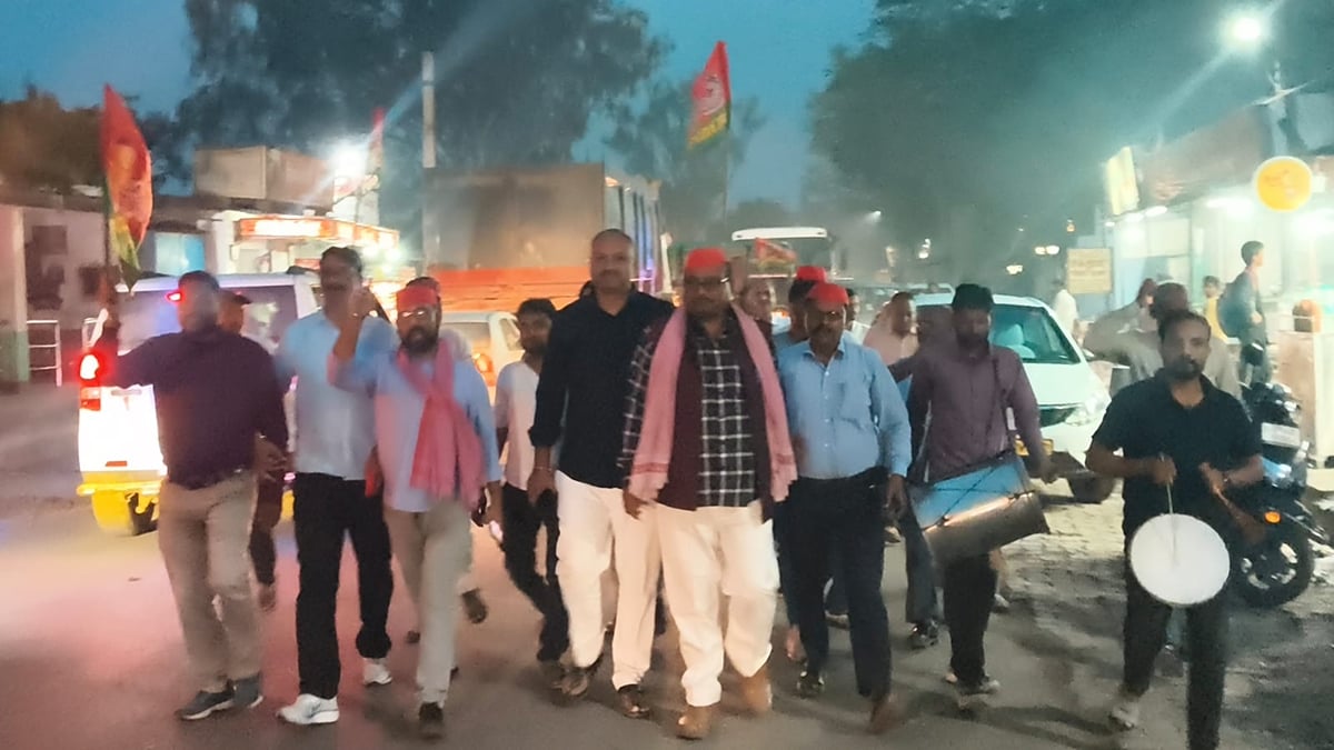 Sonebhadra News: सपा कार्यकर्ताओं ने ढोल-नगाड़ों के साथ मनाया जश्न