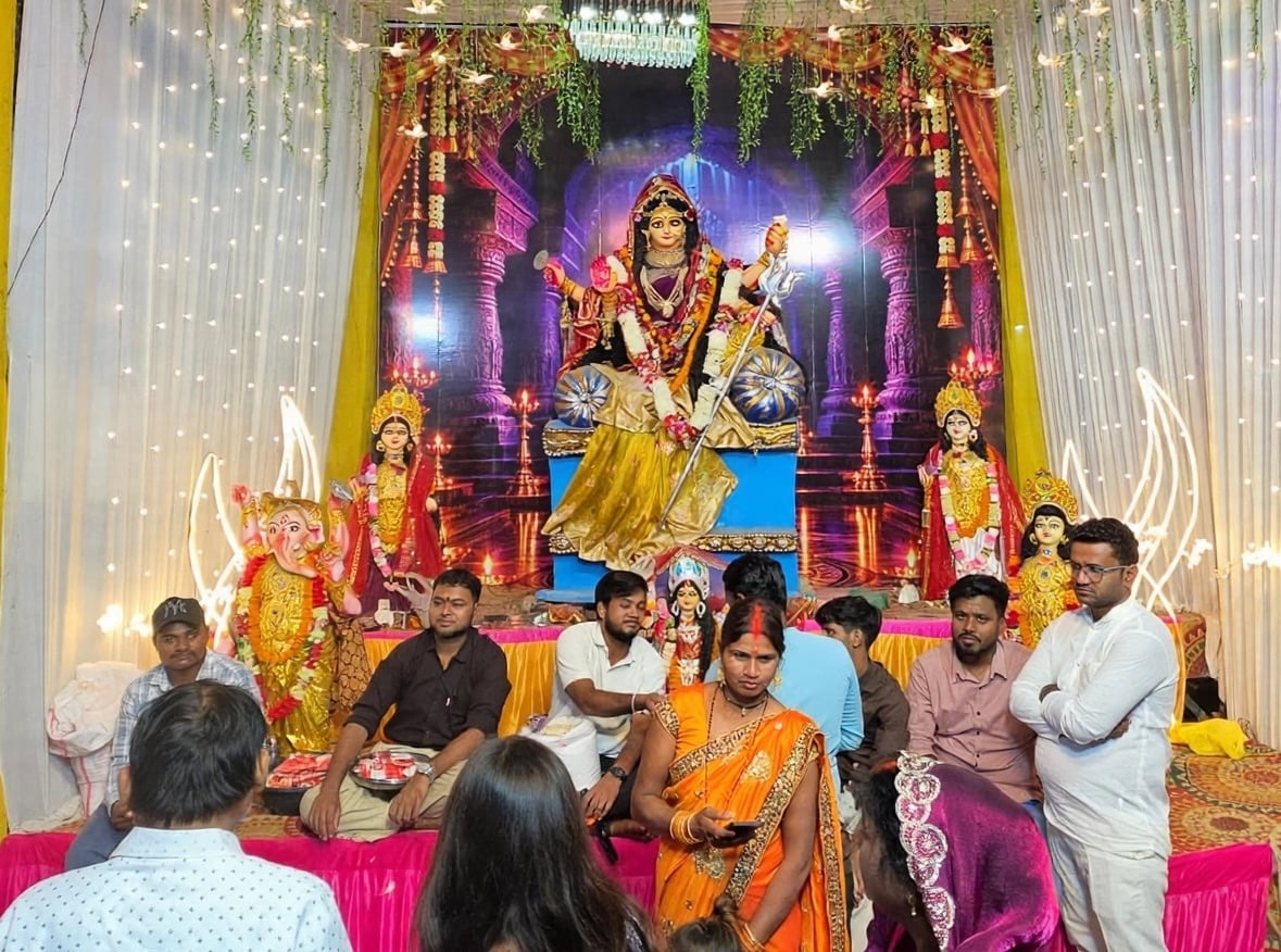 Azamgarh News: पंडालों में दर्शन को जुटे श्रद्धालु, गुलजार रहा कस्बा
