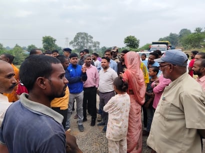 Sonebhadra News: एनटीपीसी प्रबंधन के आश्वासन पर 30 घंटे बाद सिरसोती बाईपास पर जाम समाप्त