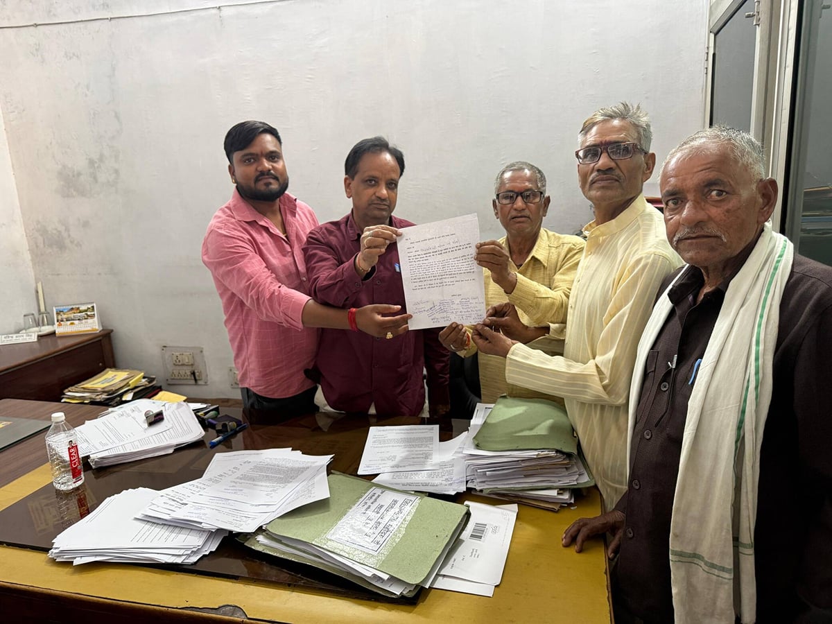 Jhansi News: अतिवृष्टि से खराब हुई फसलों का जल्द मिले मुआवजा