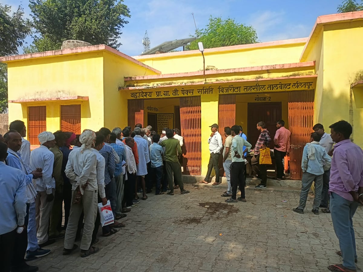 Lalitpur News: प्रशासनिक निगरानी में कराया गया खाद वितरण, सचिवों की हड़ताल जारी