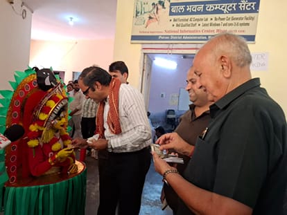 बाल महोत्सव में बच्चों की रचनात्मक गतिविधियों का अवलोकल करते एसडीएम। स्रोत : प्रशासन