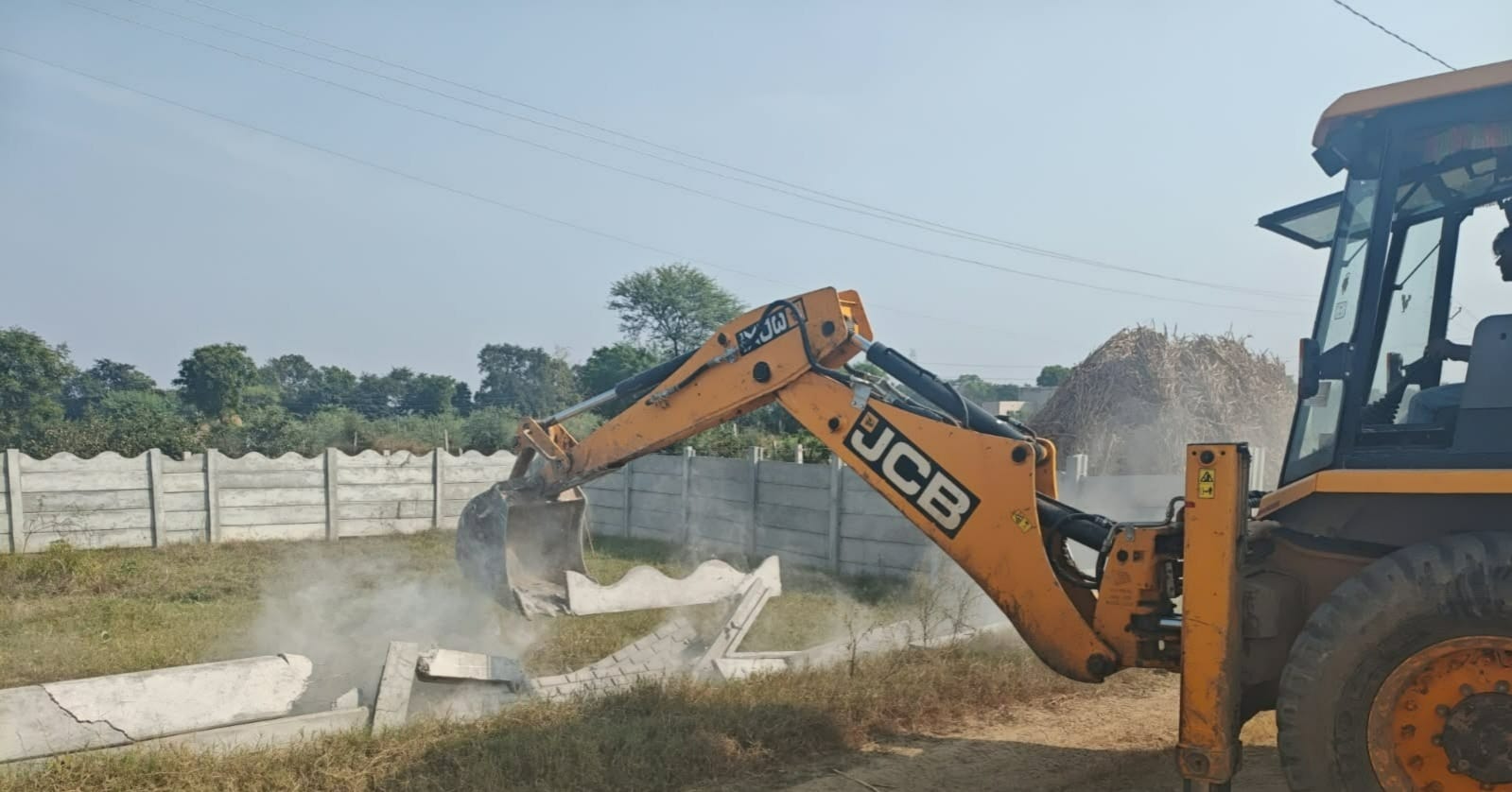 बुलडोजर से अवैध कॉलोनी में की जा रही तोड़फोड़। स्रोत : विभाग