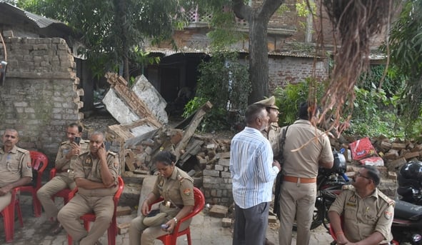 Lucknow News: ईटीएस मशीन से होगी तिहरा हत्याकांड के आरोपी के मकान की जांच