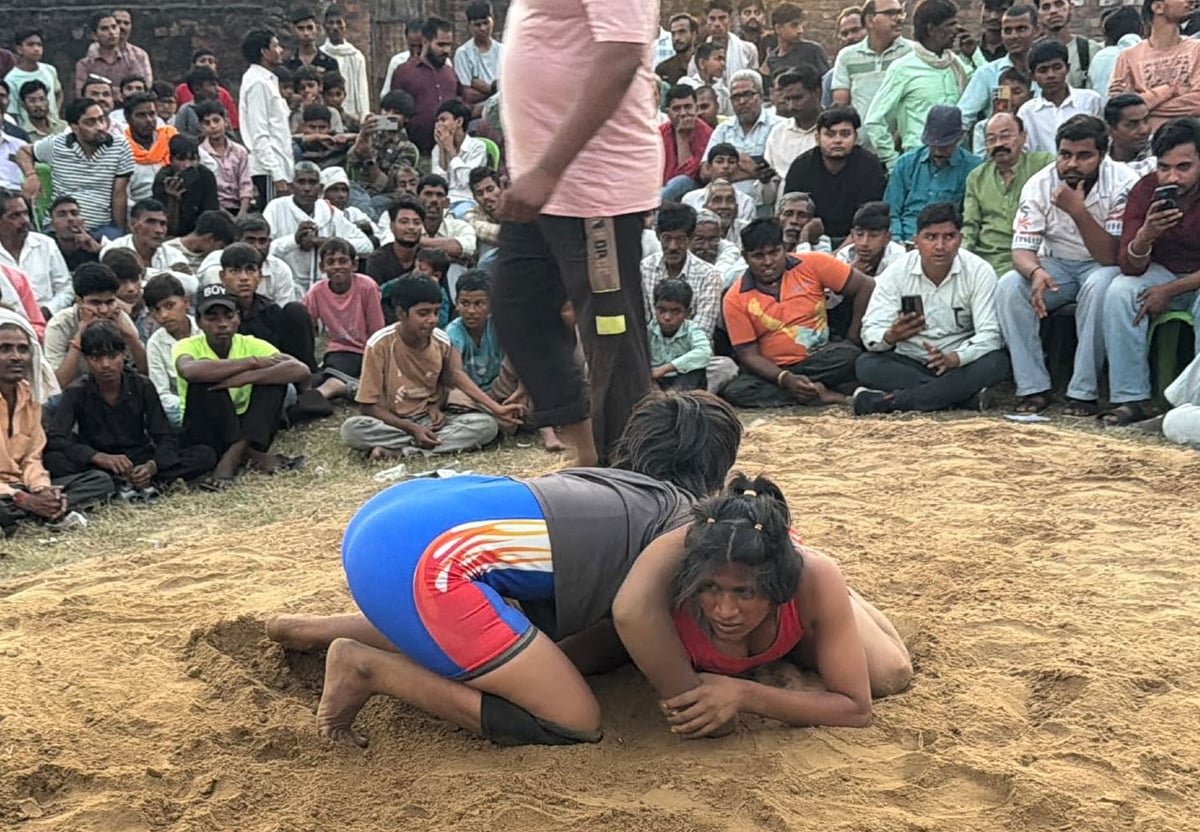 Budaun News: हापुड़ के पहलवान बने दंगल चैंपियन, महिला पहलवानों ने भी दिखाए दांव