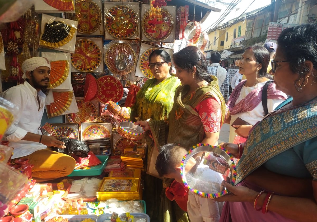 Azamgarh News: करवाचौथ आज, पति की दीर्घायु के लिए व्रत रखेंगी महिलाएं