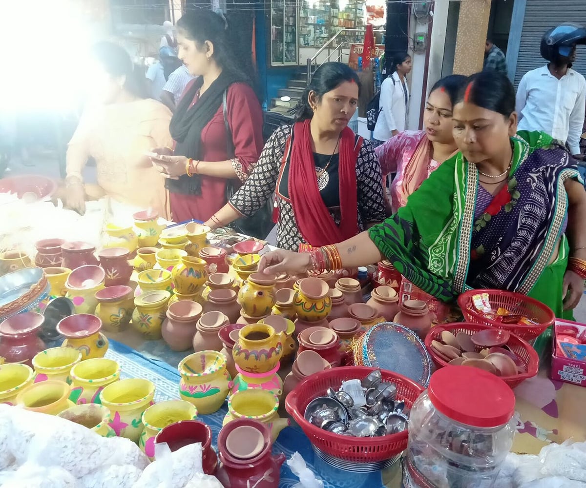 Sultanpur News: सजना है मुझे सजना के लिए....बाजार में उमड़ी भीड़
