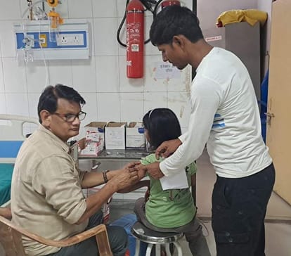चकिया जिला संयुक्त चिकित्सालय के इमरजेंसी कक्ष में इंजेक्शन लगाते फार्मासिस्ट साकिब। स्रोत:-जाग