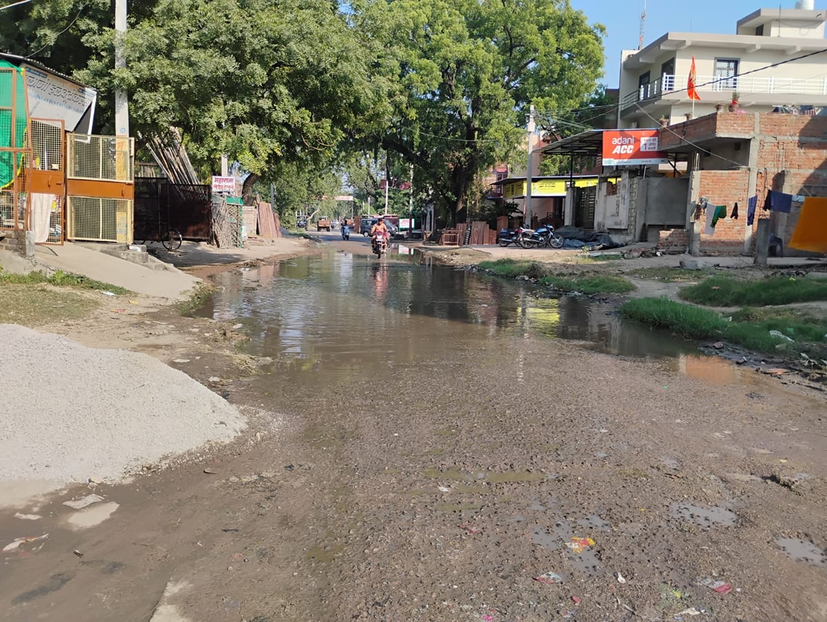 Jhansi News: लीकेज से उखड़ रहीं सड़कें, गड्ढों में समाया हुआ गड्ढामुक्त अभियान
