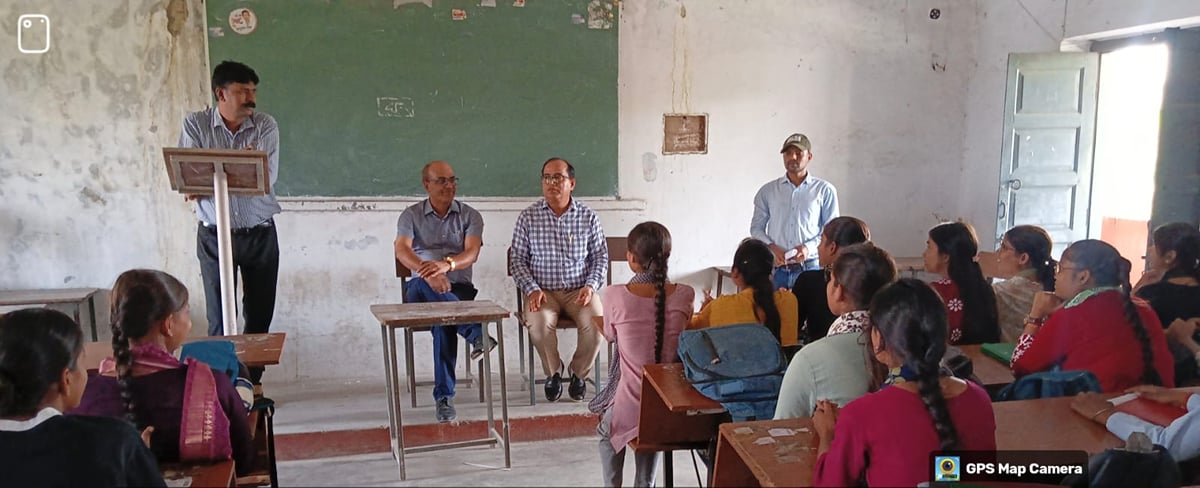 Sant Kabir Nagar News: बदलते मौसम में कृषि केंद्र ने दी फसल बचाने की सलाह