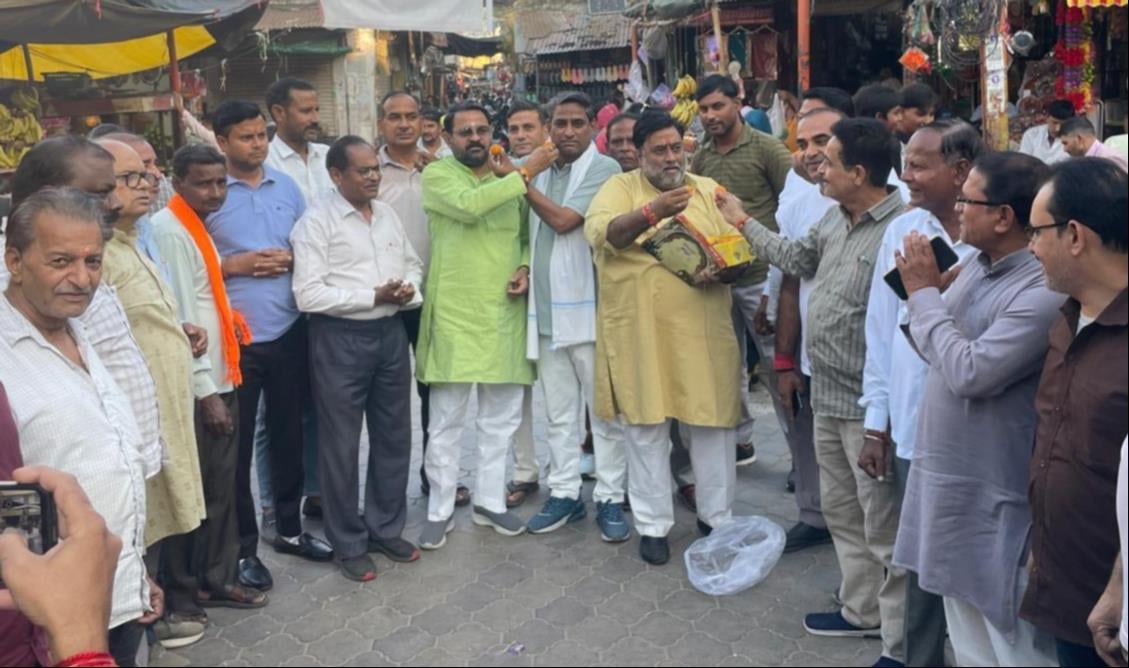 Shamli News: एमएलसी में जीत पर भाजपाइयों ने बांटी मिठाई