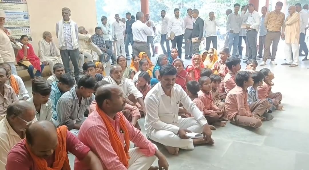 Basti News: रास्ते से कब्जा हटवाने के लिए बच्चों-महिलाओं के साथ धरना