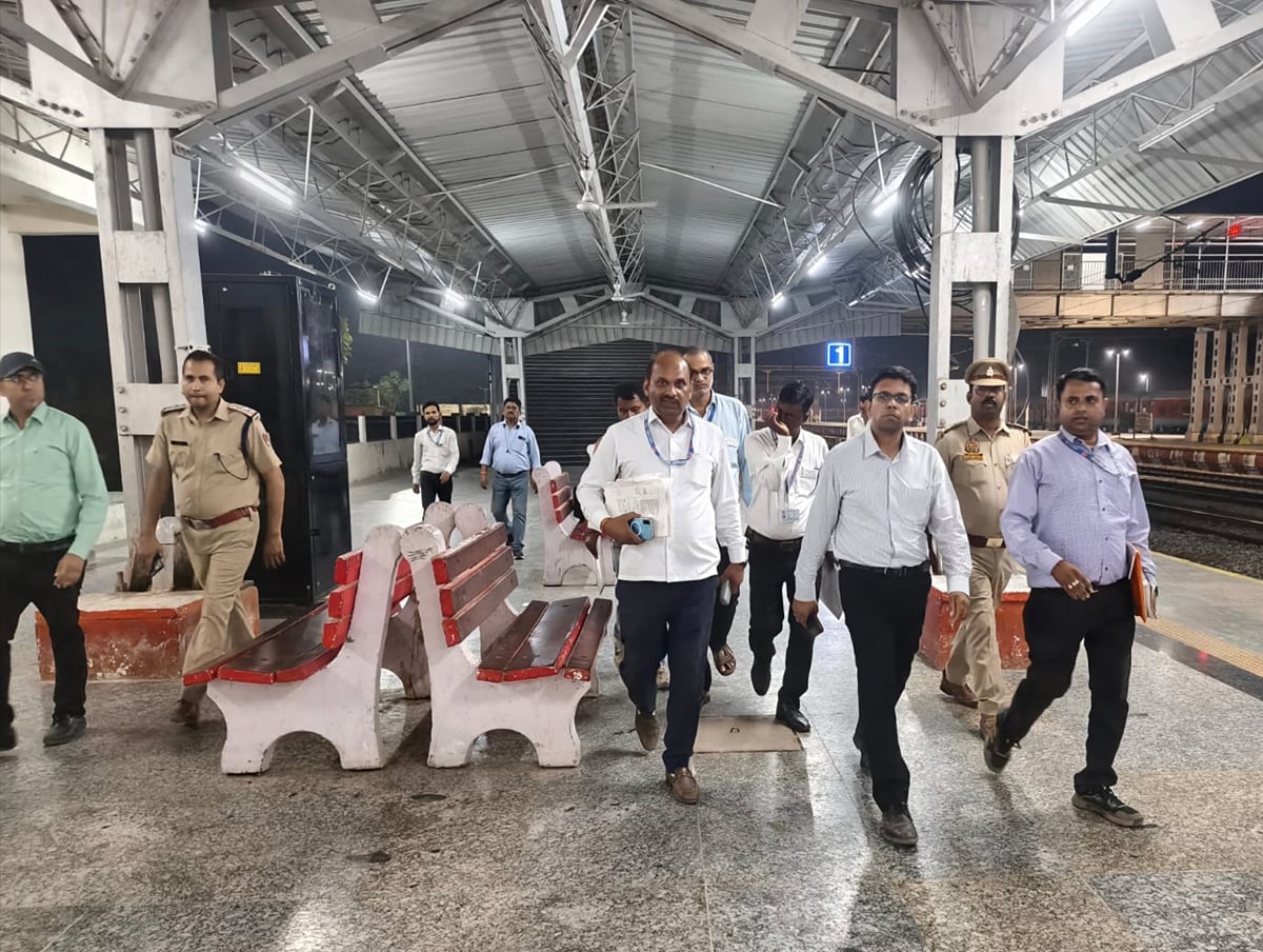 Prayagraj News: जंघई स्टेशन पहुंचे अधिकारी, प्लेटफॉर्म का लिया जायजा
