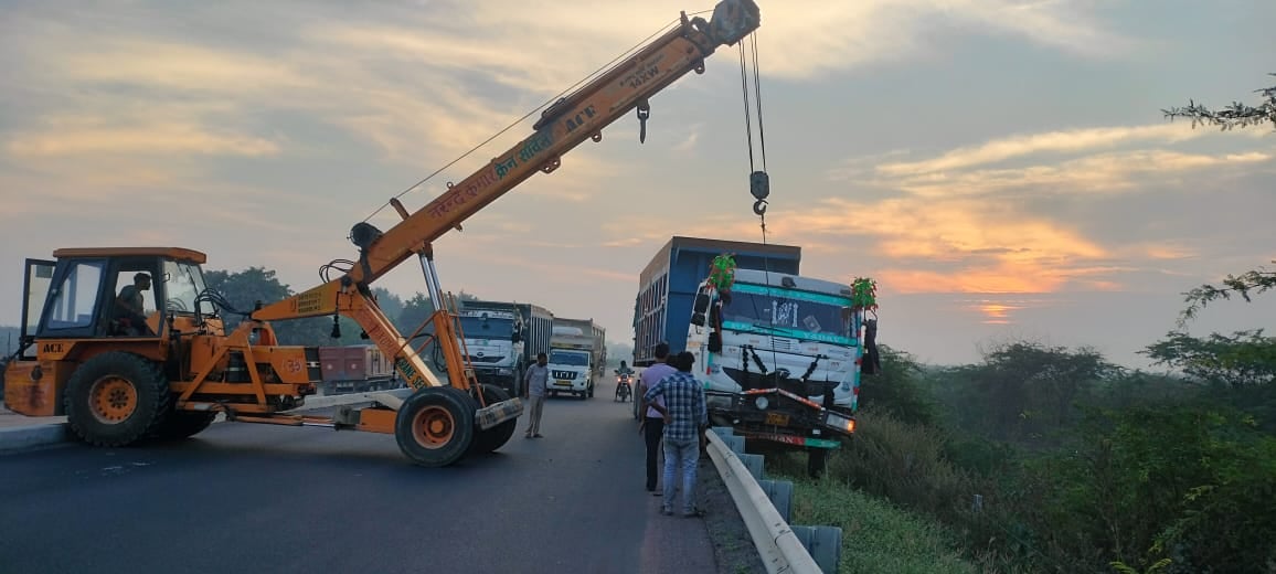 Jalaun News: चालक को झपकी आने से रेलिंग तोड़कर खंदक में लटका ट्रक