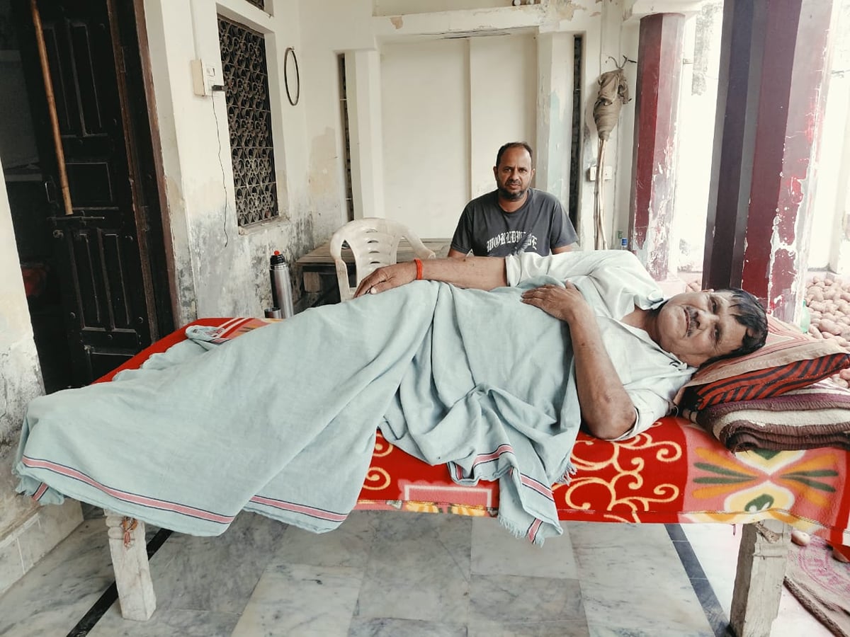 Mainpuri News: बुखार के खौफ से गांव में पलायन, 100 से अधिक लोग चपेट में