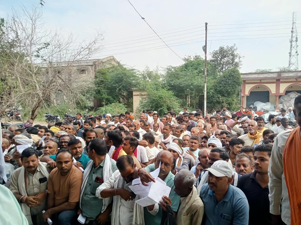 Banda News: डीएपी होने के दावे फिर भी जूझ रहे किसान