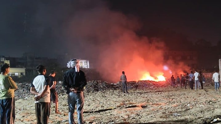 Etawah News: कूड़े के ढेर में फिर धधकी आग, उठा धुएं का गुबार