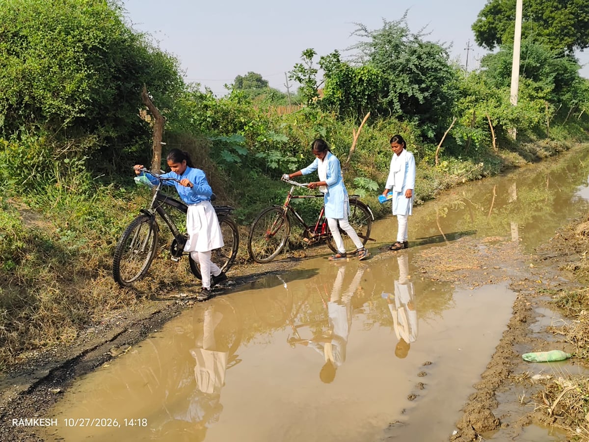 Etawah News: किसान ने खेतों में घुसता पानी किया बंद, ददरा मार्ग पर जलभराव