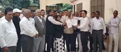 फोटो-22-बिंदकी तहसील में तहसीलदार को ज्ञापन देते अधिवक्ता। संवाद