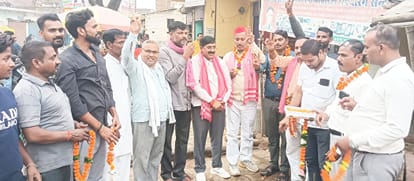 फोटो-28-असोथर के प्रताप नगर चौराहे पर जश्न मनाते सपाई। संवाद