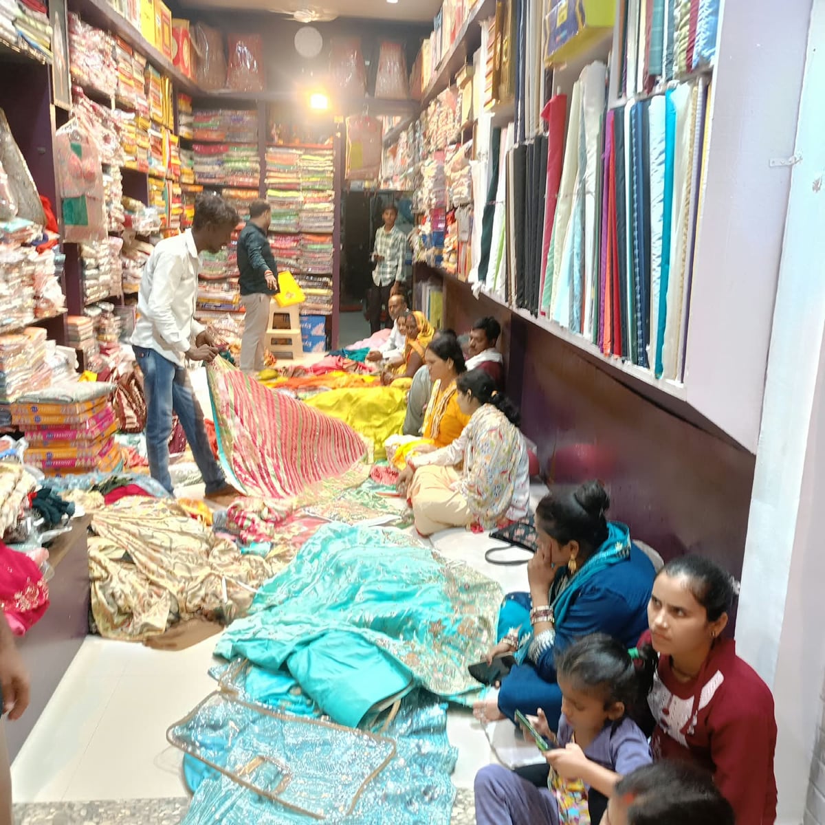 Chitrakoot News: साड़ी, बिंदी, चूड़ी खरीदी...रचाई मेहंदी