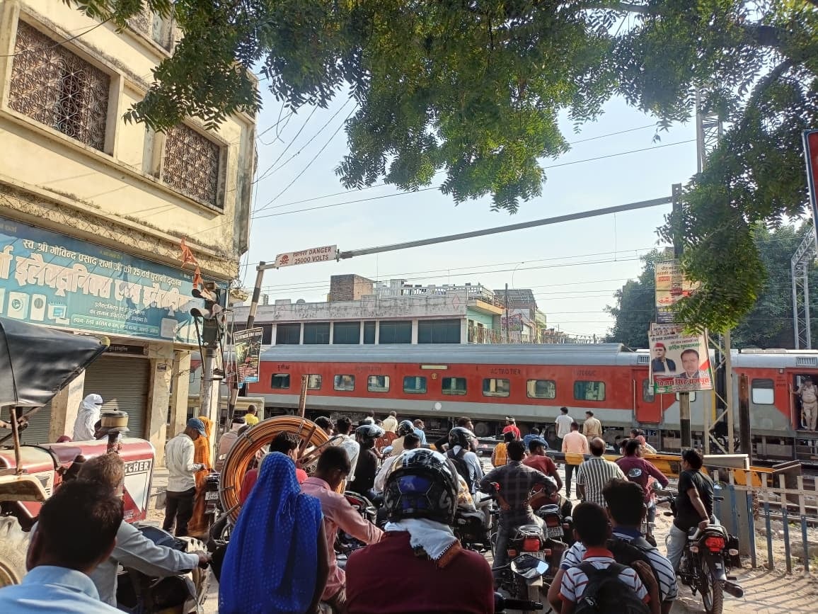 Auraiya News: चेनपुलिंग के चलते क्रॉसिंग के बीचोंबीच खड़ी हो गई महानंदा
