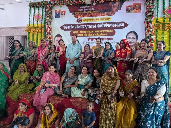 Agra News: करवाचौथ की चमक से दमके बाजार, 100 रुपये किलो बिके चीनी के करवे