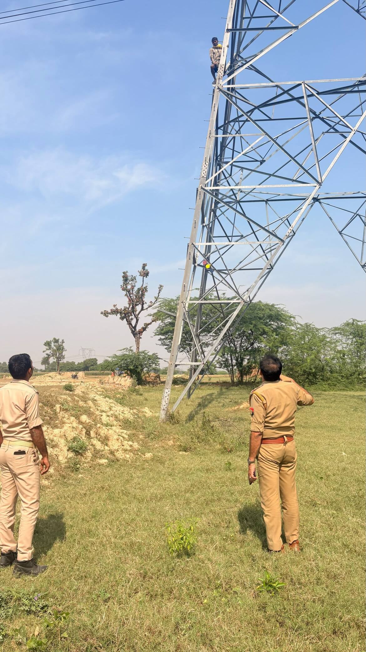 Auraiya News: फसल बर्बाद होने पर हाईटेंशन टावर पर चढ़ा किसान का बेटा