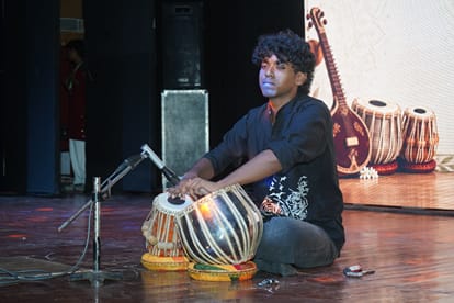  फुटवियर डिजाइन एंड डेवलपमेंट इंस्टीट्यूट में आयोजित कार्यक्रम में प्रदर्शन करते तबला वादक। स्र