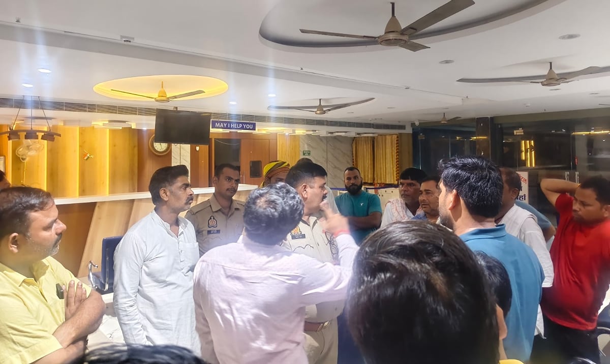 Azamgarh News: ऑपरेशन में आठ घंटे की देरी का आरोप, गर्भस्थ शिशु की मौत