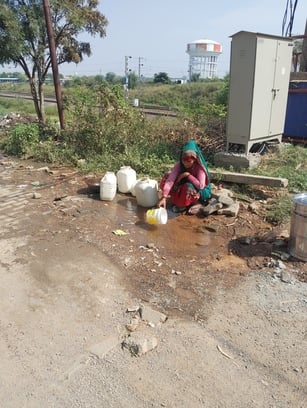Jhansi News: प्यासे घर, सड़क तरबतर...जिम्मेदार बेखबर