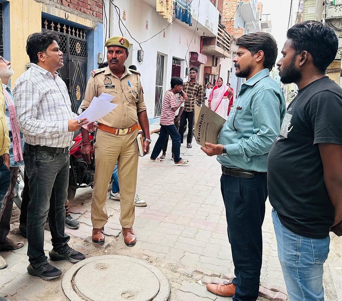 Lucknow News: हाईटेंशन लाइन से सटाकर बना रहे मकान, मालिक को नोटिस