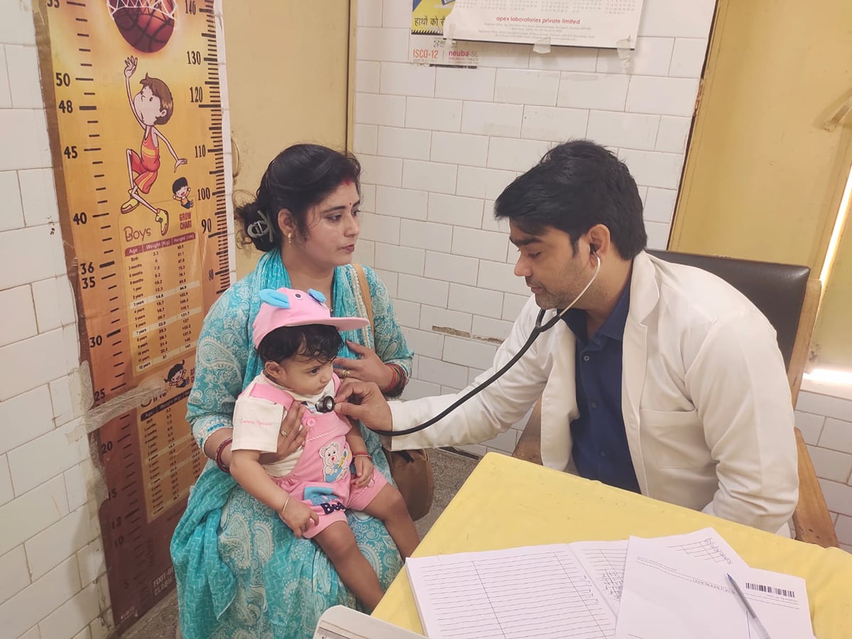 Basti News: बदले मौसम में बढ़ीं मौसमी बीमारियां, अस्पताल पहुंच रहे सांस के मरीज