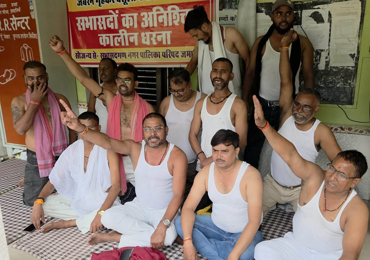 Ghazipur News: 21वें दिन शर्ट उतारकर सभासदों ने किया प्रदर्शन