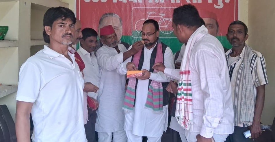 Bhadohi News: एमएलसी सीट पर जीत मिलने पर सपा कार्यकर्ताओं ने जताई खुशी