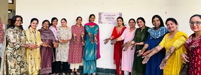 कुरुक्षेत्र। मेहंदी दिखाती हुई शिक्षिकाएं। संस्थान