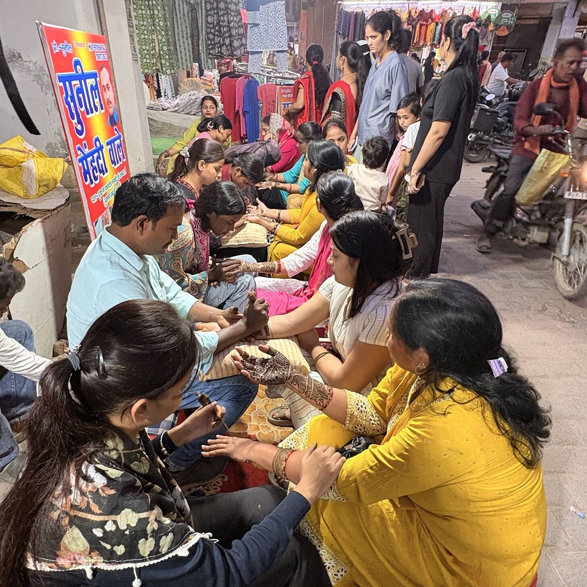 Siddharthnagar News: करवा चौथ आज, बाजार से घरों तक बढ़ी रौनक