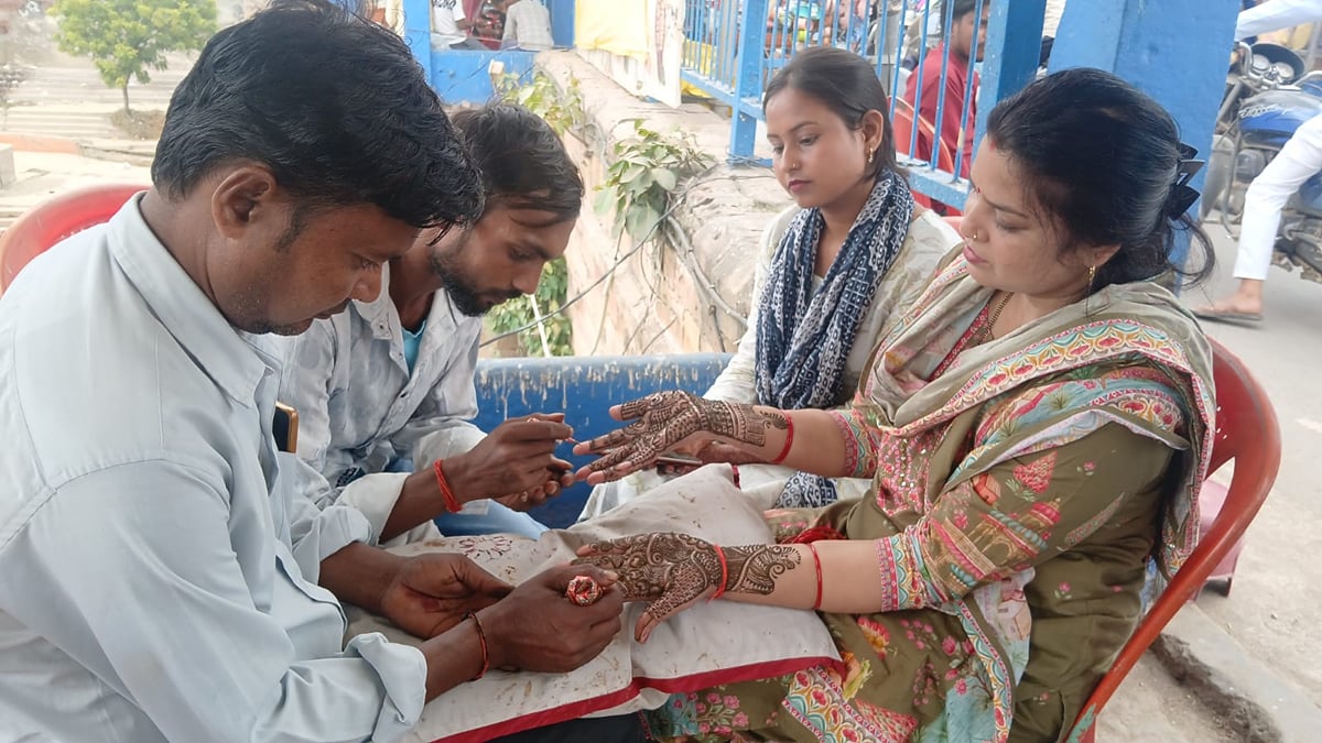 Jaunpur News: सुहाग की लंबी उम्र के लिए महिलाएं रखेंगी निर्जला व्रत