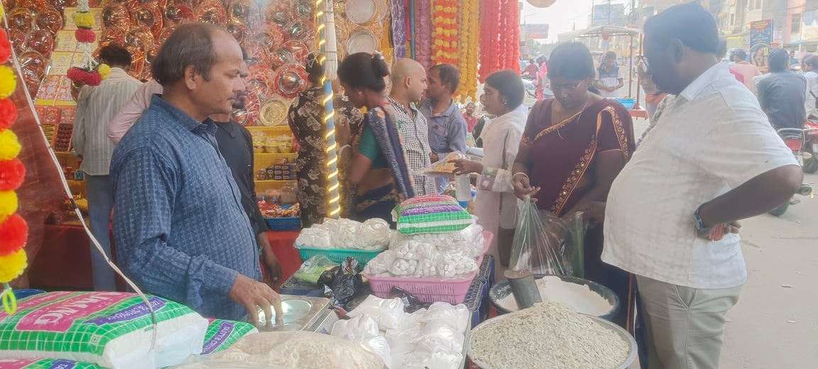 करवाचौथ : देर शाम तक होती रही खरीदारी